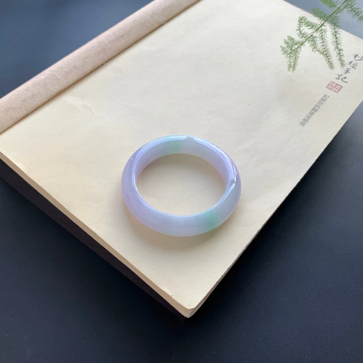 49圈口紫罗兰飘绿正圈手镯 尺寸：49-11.5-8.6，无纹裂，色泽艳丽，细腻光滑