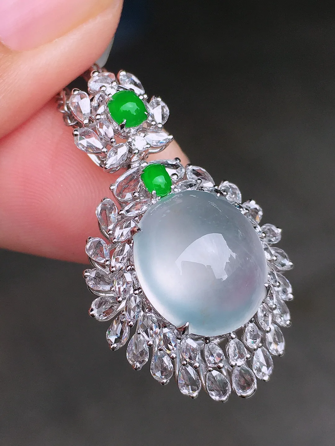 玻璃种蛋面吊坠，玉质细腻，荧光感超
强，饱满圆润，尽显优雅气质，18k
金豪华镶嵌