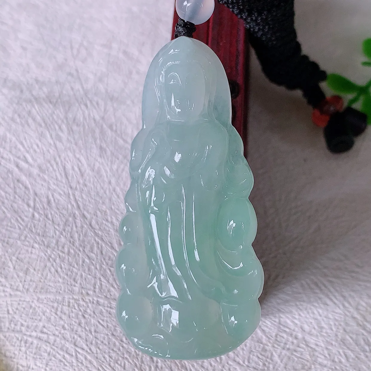 自然光实拍，冰种飘花翡翠观音菩萨吊坠，赐福观音，玉润通透，慈祥端庄！#46.22