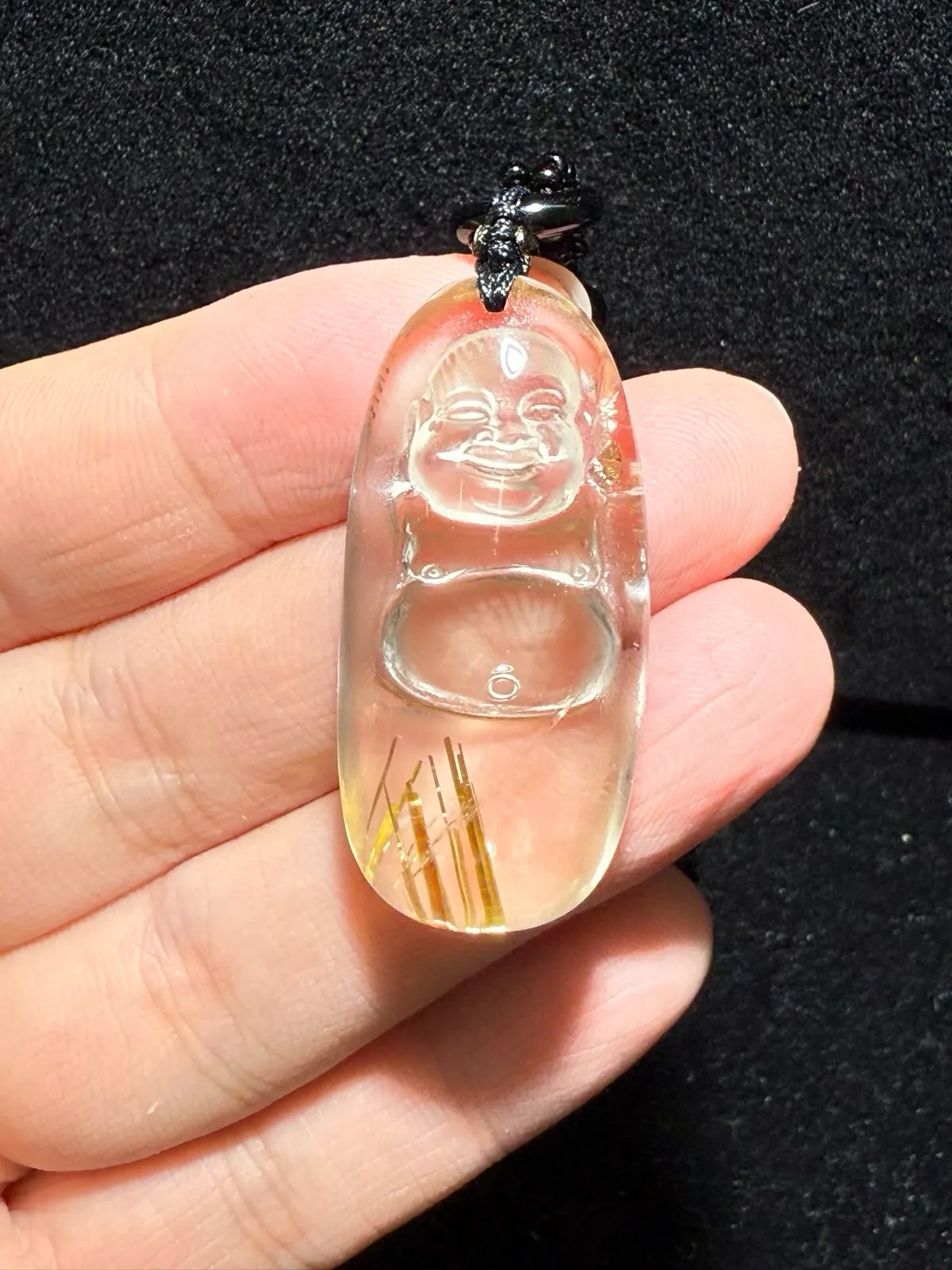 天然钛晶弥勒佛吊坠  效应强钛质金黄，晶体通透雕刻弥勒佛，工艺精湛，佩戴观音可庇护缘主一生平安，财运不断…精致美货️值得珍藏规格：39.2/18.6/11.6mm   重12.8克  送盒子