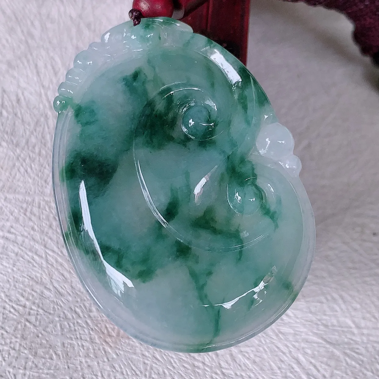 自然光实拍，大件冰飘花翡翠如意吊坠，冰透，翠色灵动，饱满，万事如意，如意一生，配戴精美！#46.24