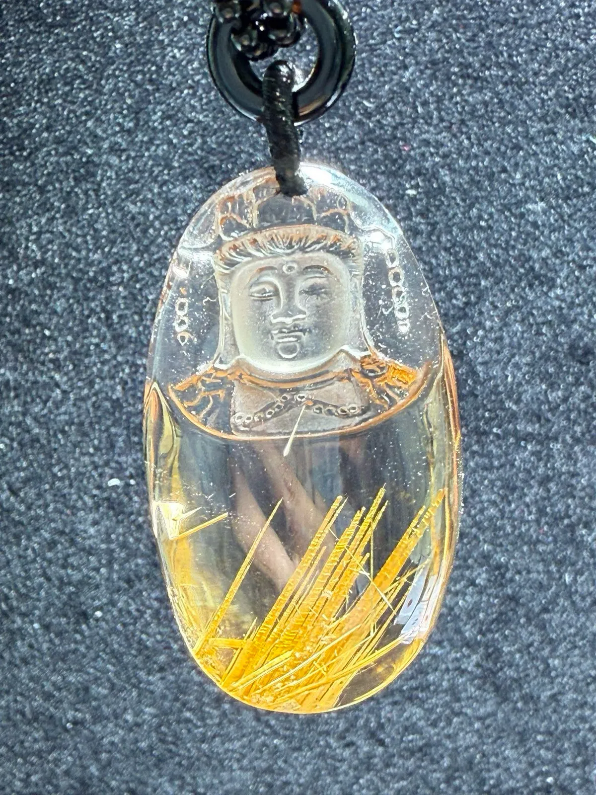 天然钛晶观音吊坠钛质金黄亮泽，效应十足晶体干净透彻观音工艺精湛，开脸精致，大师工艺造型圆润有牌面。精致美货，遇到就是缘分。43.8*23.9*12.6。