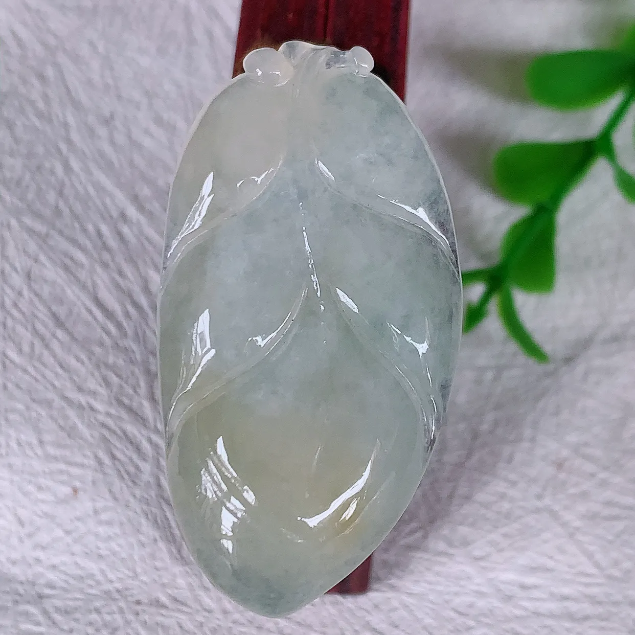 自然光实拍，冰种黄翡事业有成叶子翡翠吊坠，莹润且起胶，叶子清秀优雅， 佩戴大业有成！#01.19
