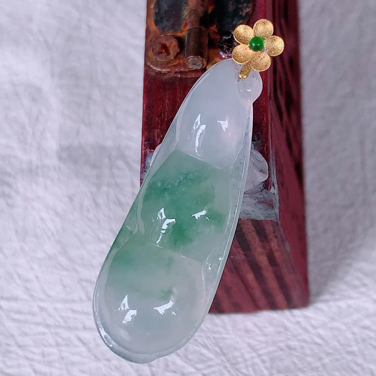 自然光实拍，精雕黄加绿翡翠龙柱吊坠，龙行天下，雕工立体精湛，种老水足，配戴霸气时尚，值得收藏!#46.19