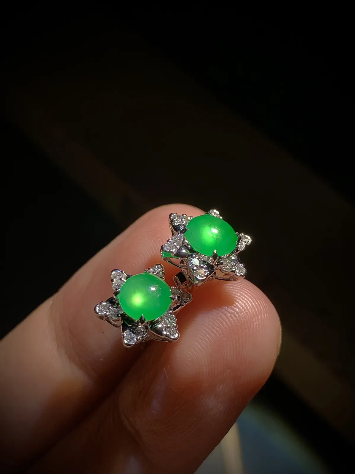 翡翠绿蛋面耳钉，裸石约6-5.8-2.5mm，
18K金，南非钻，