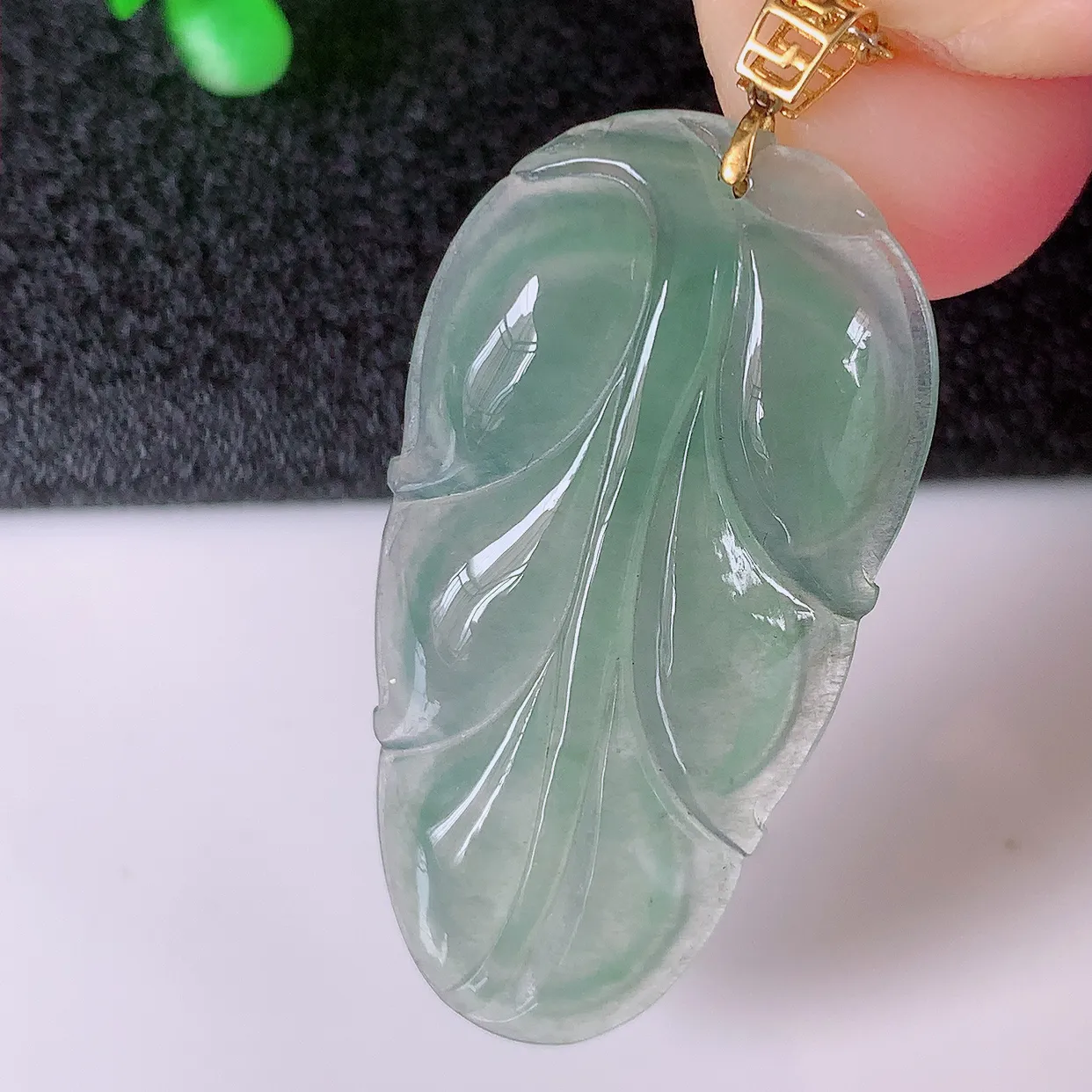 18K金镶嵌冰种翡翠金枝玉叶叶子吊坠，种老水足，雕工精湛 ，寓意美好，佩戴时尚出众！#12.24