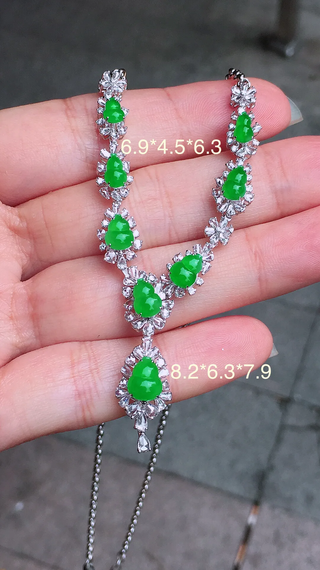 正阳绿葫芦晚装项链，色泽均匀艳丽，玉质细腻，荧光感超
强，饱满圆润，尽显优雅气质，18k
金豪华镶嵌