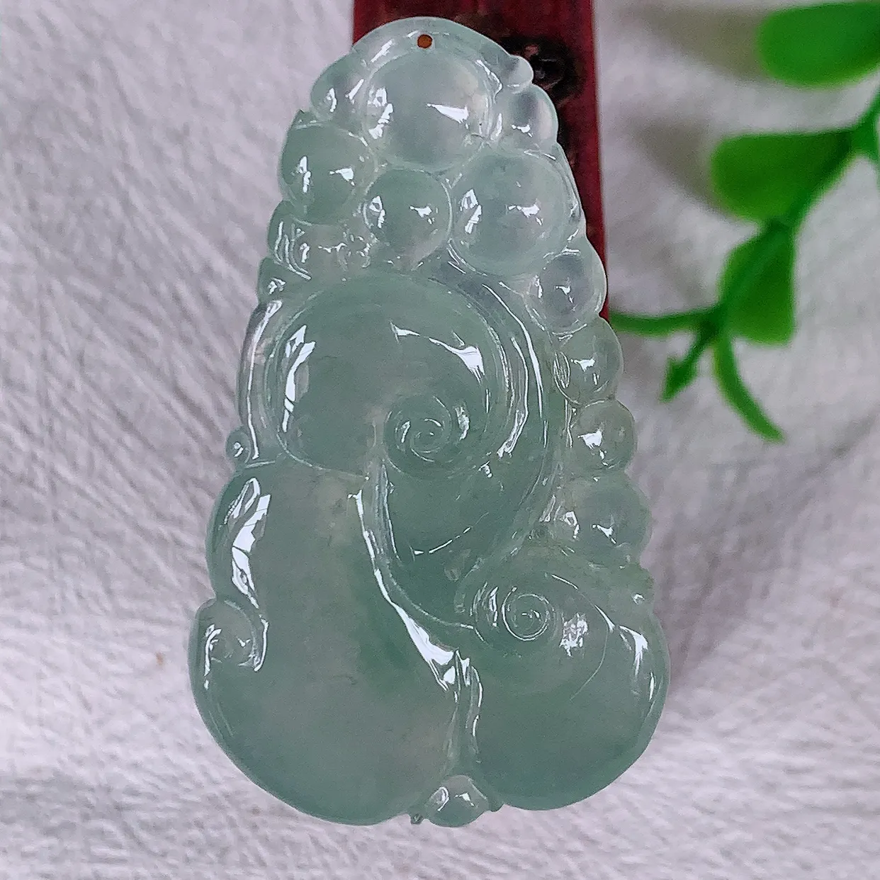 自然光实拍，冰种翡翠如意吊坠，冰透，翠色灵动，饱满，万事如意，如意一生， 配戴精美！#01.19