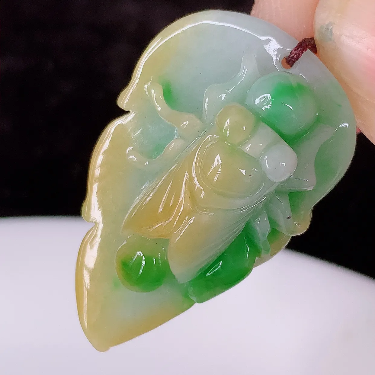 自然光实拍，水润黄加绿翡翠招财金蝉吊坠，翠色灵动，玉质细腻，颜色漂亮，品相佳， 佩戴佳品！#87.19