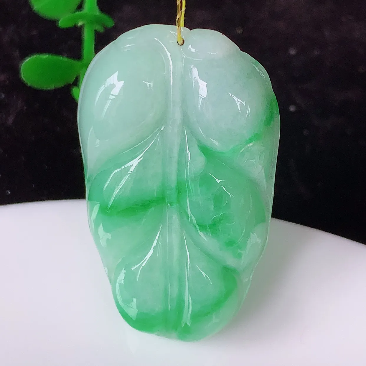 自然光实拍，冰润飘绿翡翠叶子吊坠 ，种水足，色泽清新，工艺精湛，叶子寓意美好；金枝玉叶，事业有成。#35.24