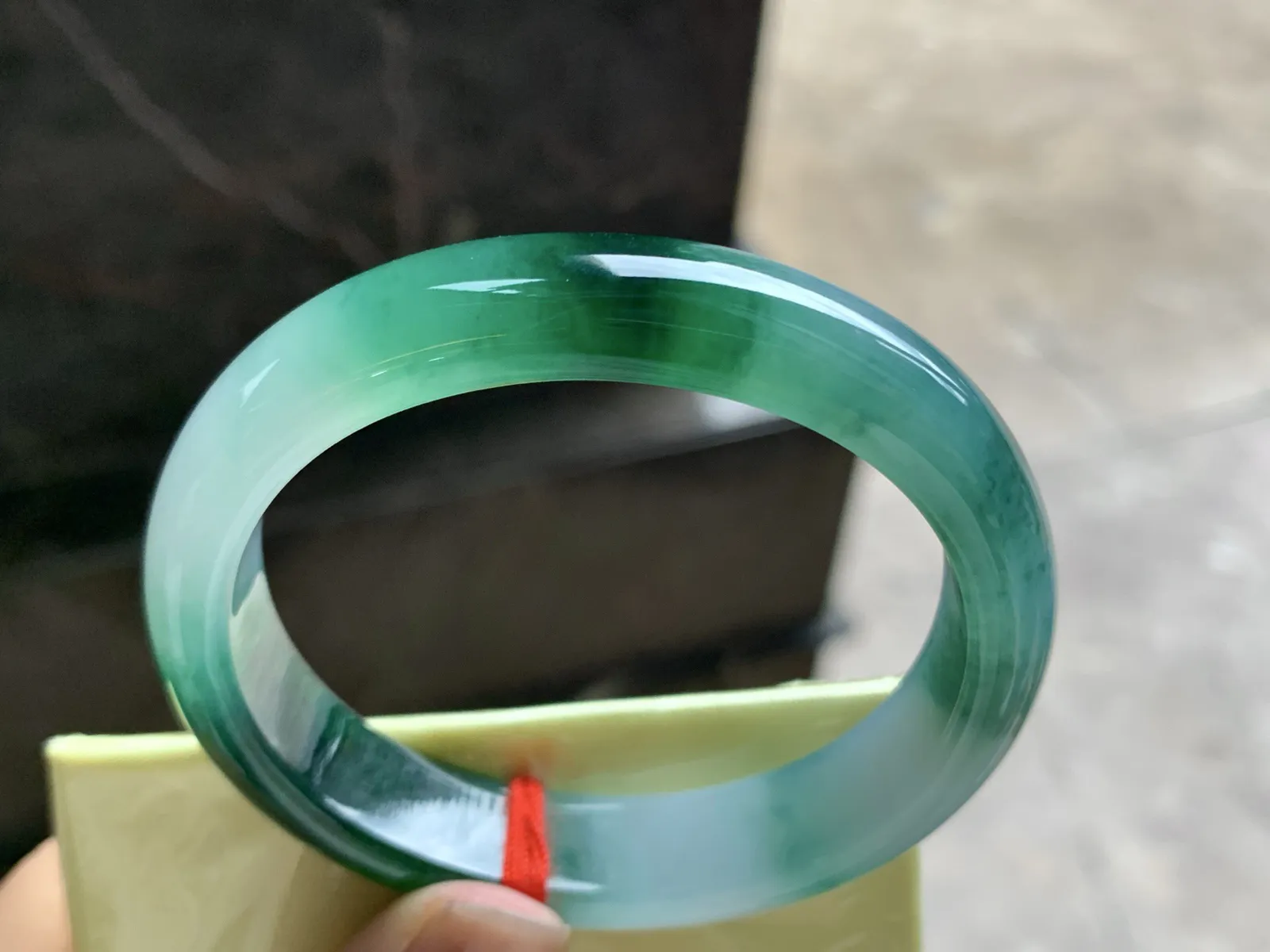 54-12.5-7.3

辣绿色贵妃手镯^_^颜色浓郁 鲜艳 玉质温润 正圈51 52可以戴