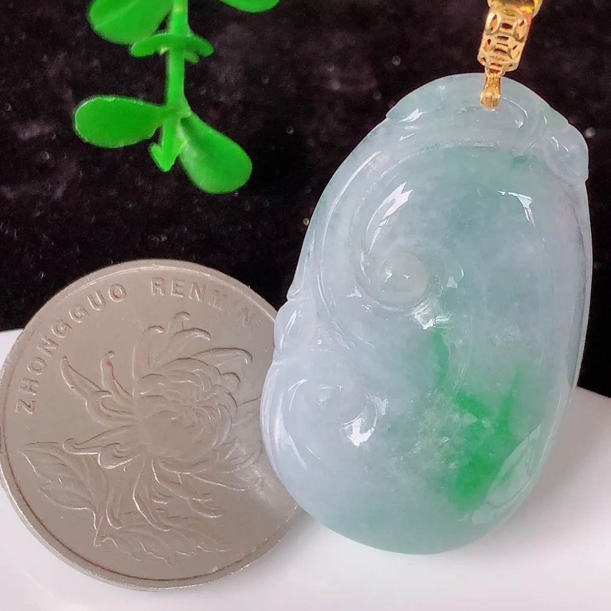 18K金镶嵌冰润春带彩翡翠如意吊坠，玉质细腻，时‮大尚‬方，款式经典，佩戴优雅高贵上档次！#35.24