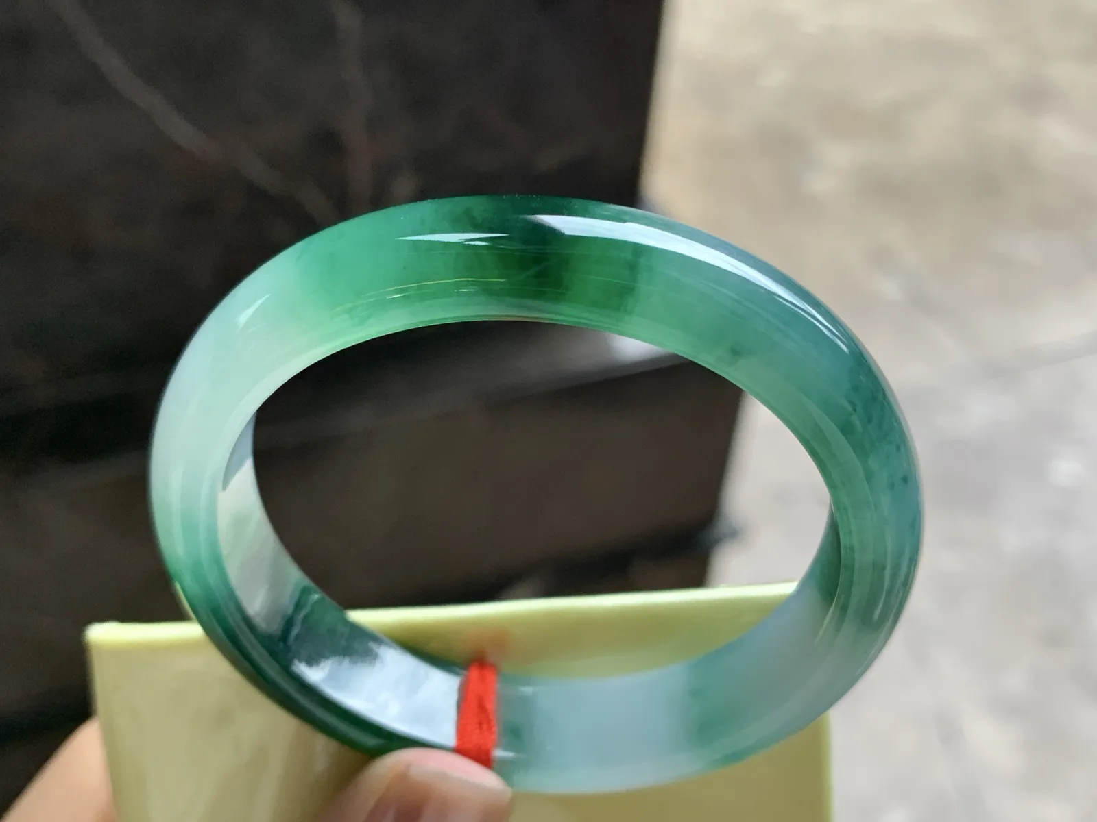 54-12.5-7.3

辣绿色贵妃手镯^_^颜色浓郁 鲜艳 玉质温润 正圈51 52可以戴