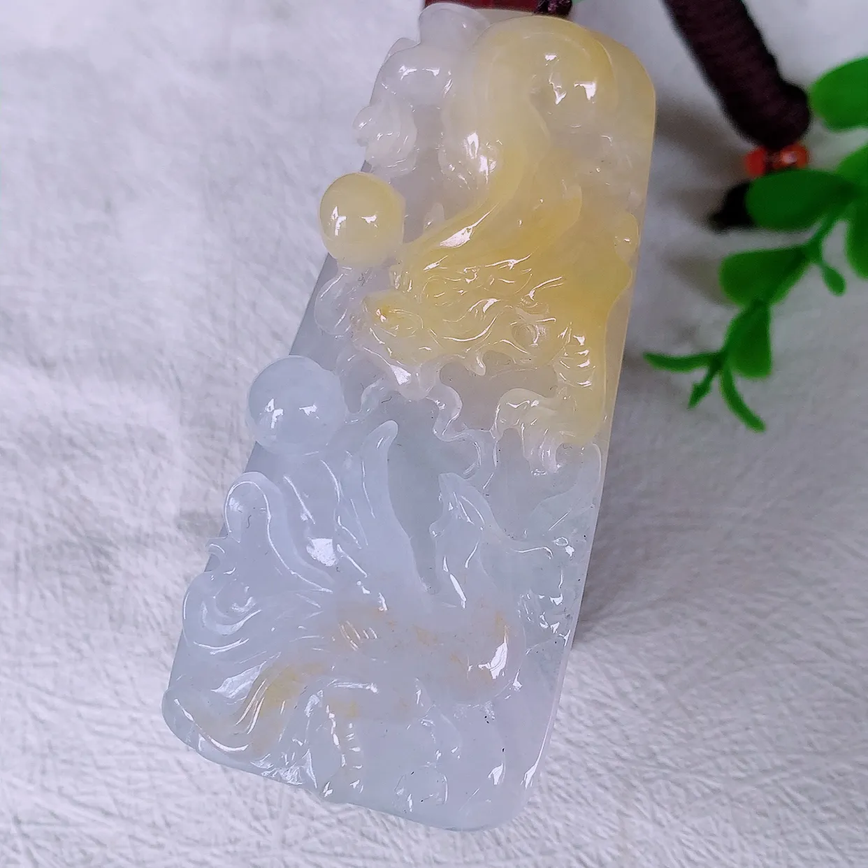 自然光实拍，精雕冰黄翡俏色翡翠龙凤牌吊坠，龙行天下，雕工立体精湛，翡翠龙牌，种老水足，配戴霸气时尚， 值得收藏!#46.19