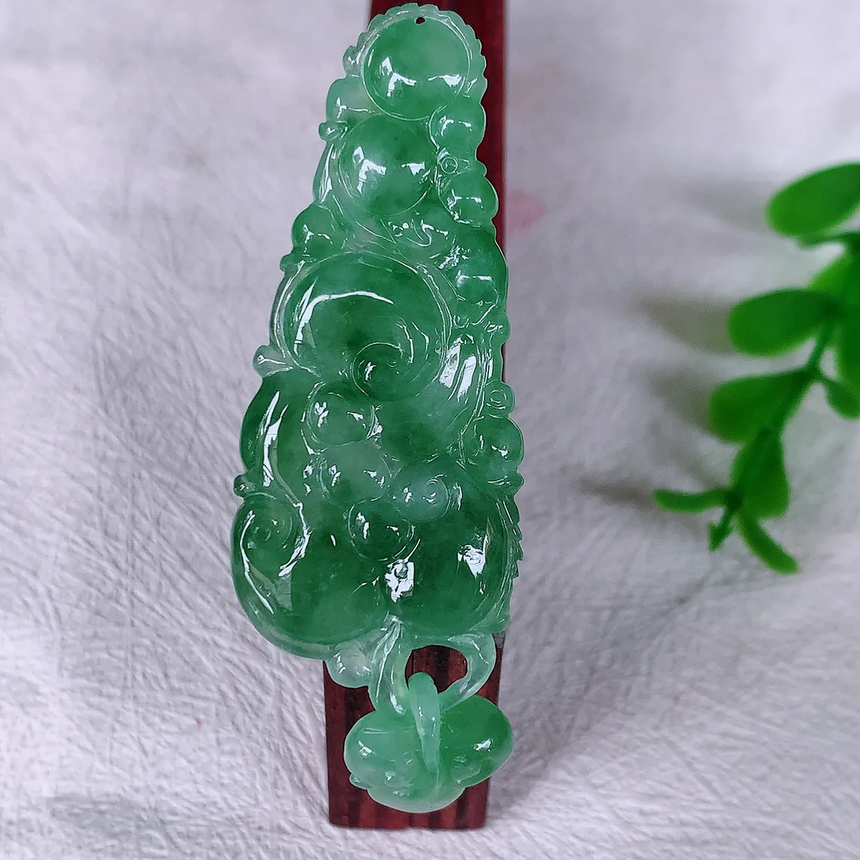自然光实拍，冰飘花翡翠如意吊坠，冰透，翠色灵动，饱满，万事如意，如意一生，配戴精美！#01.19