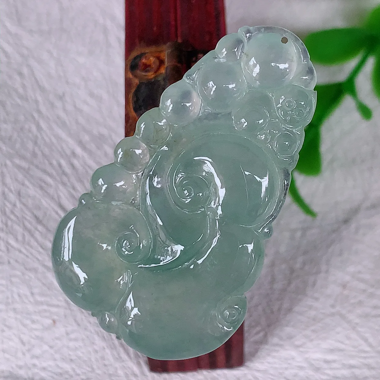 自然光实拍，冰种翡翠如意吊坠，冰透，翠色灵动，饱满，万事如意，如意一生， 配戴精美！#01.19