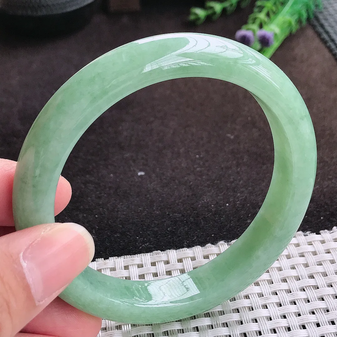 自然光61.5/12.2/8.8老坑精美温润满绿手镯大圈口宽边翡翠玉镯手环