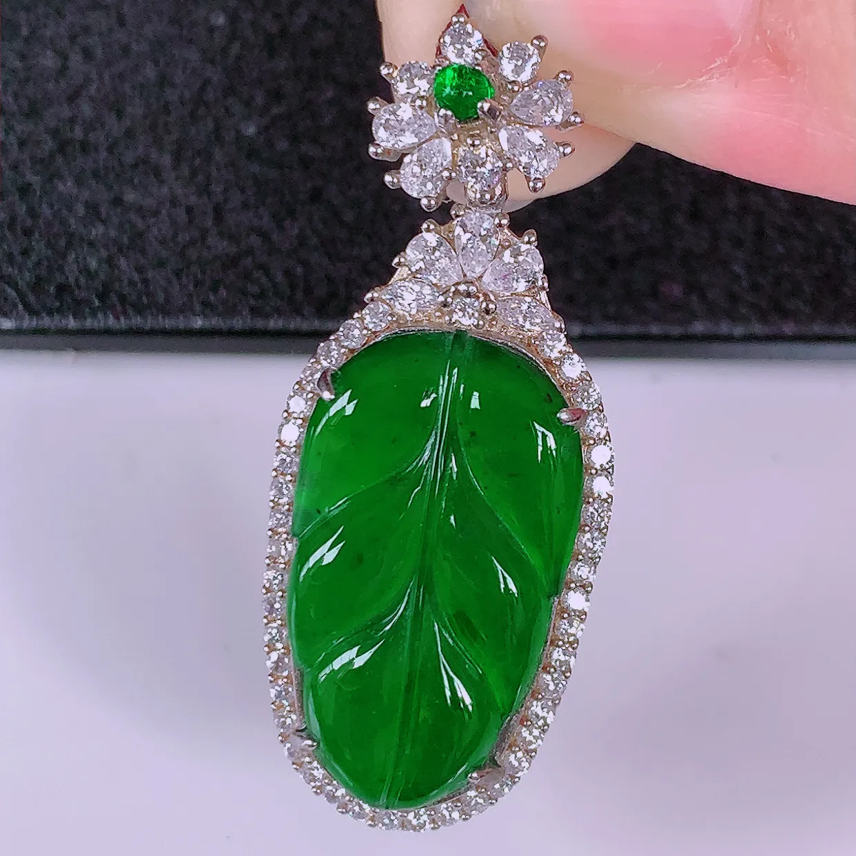 冰透满绿翡翠925银镶嵌叶子吊坠，自然光实拍，翠色灵动，颜色漂亮，种老水足，品相佳，佩戴佳品！#97.22整体37.5*15.8-8裸23*13