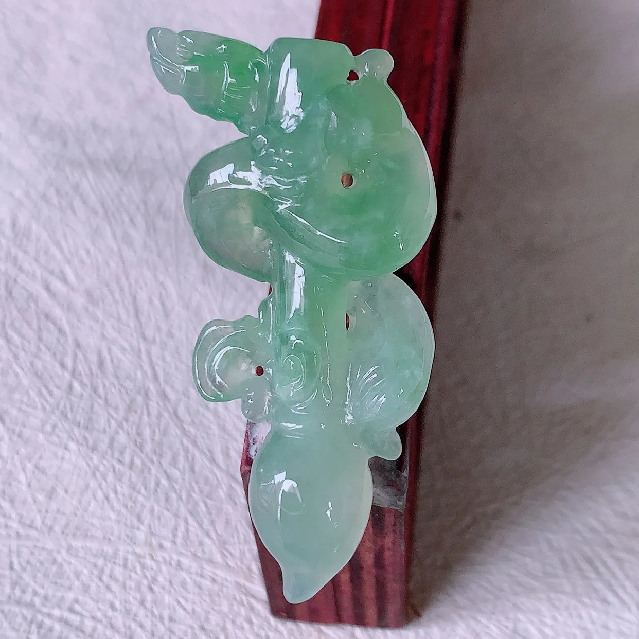 自然光实拍，精雕冰种飘绿翡翠龙吊坠，龙行天下，雕工立体精湛，种老水足，配戴霸气时尚，值得收藏!#01