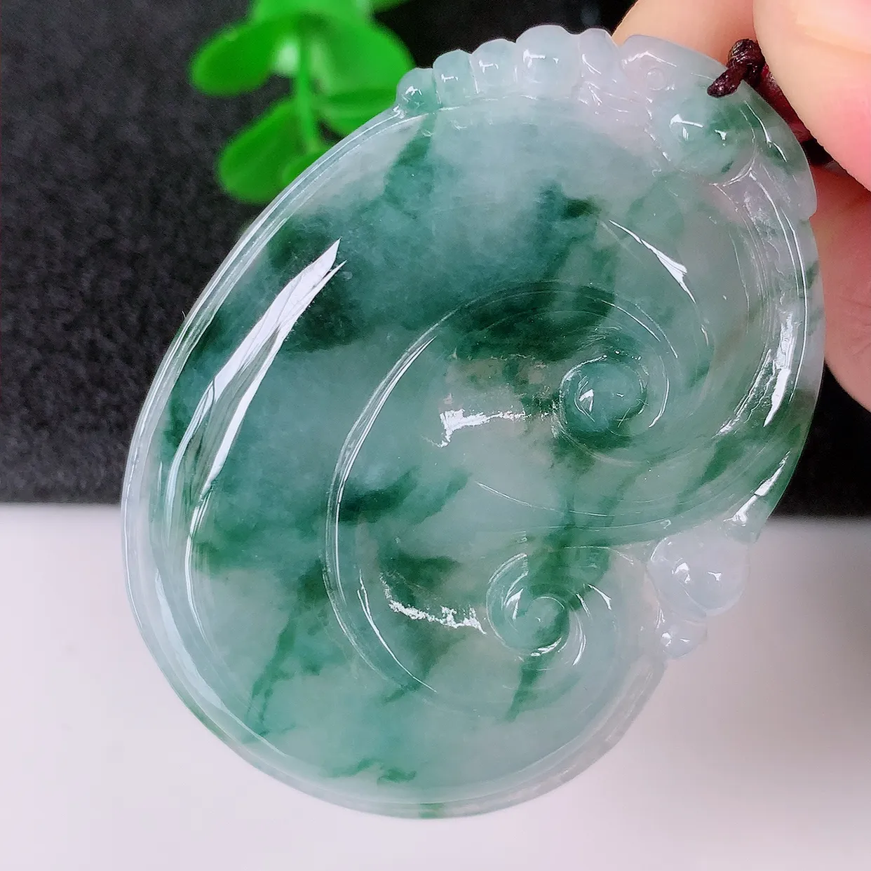 自然光实拍，大件饱满冰飘花翡翠如意吊坠，玉坠百搭又精致，寓意着吉祥，事事如意！#46.24