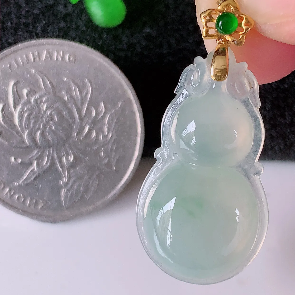 18K金镶嵌冰种飘花翡翠葫芦吊坠，葫芦寓意福禄双全，财源滚滚，佩戴效果优雅迷人！#12.24