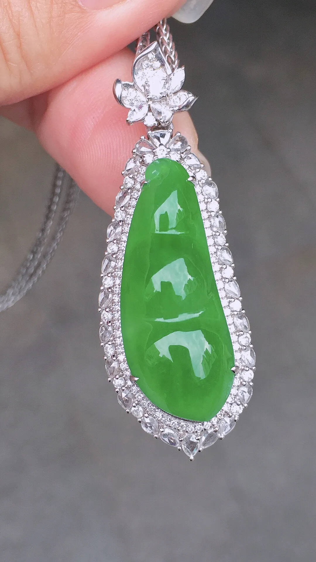 正阳绿福豆吊坠，色泽均匀艳丽，玉质细腻，荧光感超
强，饱满圆润，尽显优雅气质，18k
金豪华镶嵌