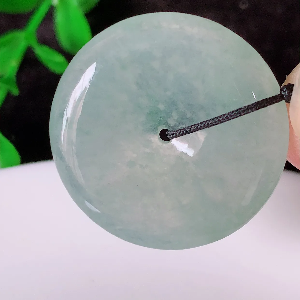 自然光实拍，冰种翡翠平安扣吊坠，形体饱满圆润，平安扣肥嘟嘟的，平平安安，种水很好，莹润通透，冰胶感十