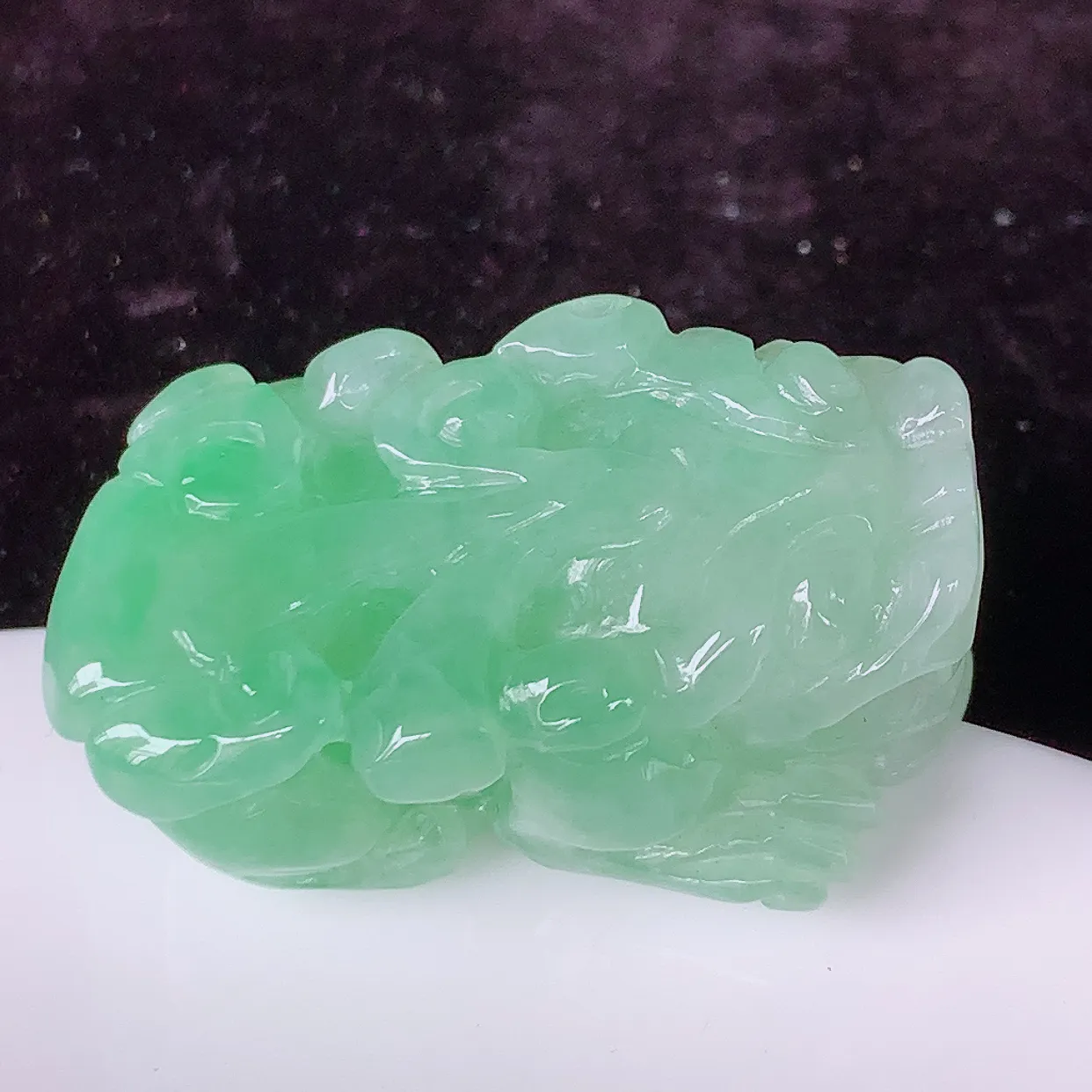 自然光实拍，冰润满绿翡翠霸王貔貅吊坠，民间有“一摸貔貅运程旺盛，再摸貔貅财运滚滚，三摸貔貅平步青云 ”的美好祝愿。#57.24