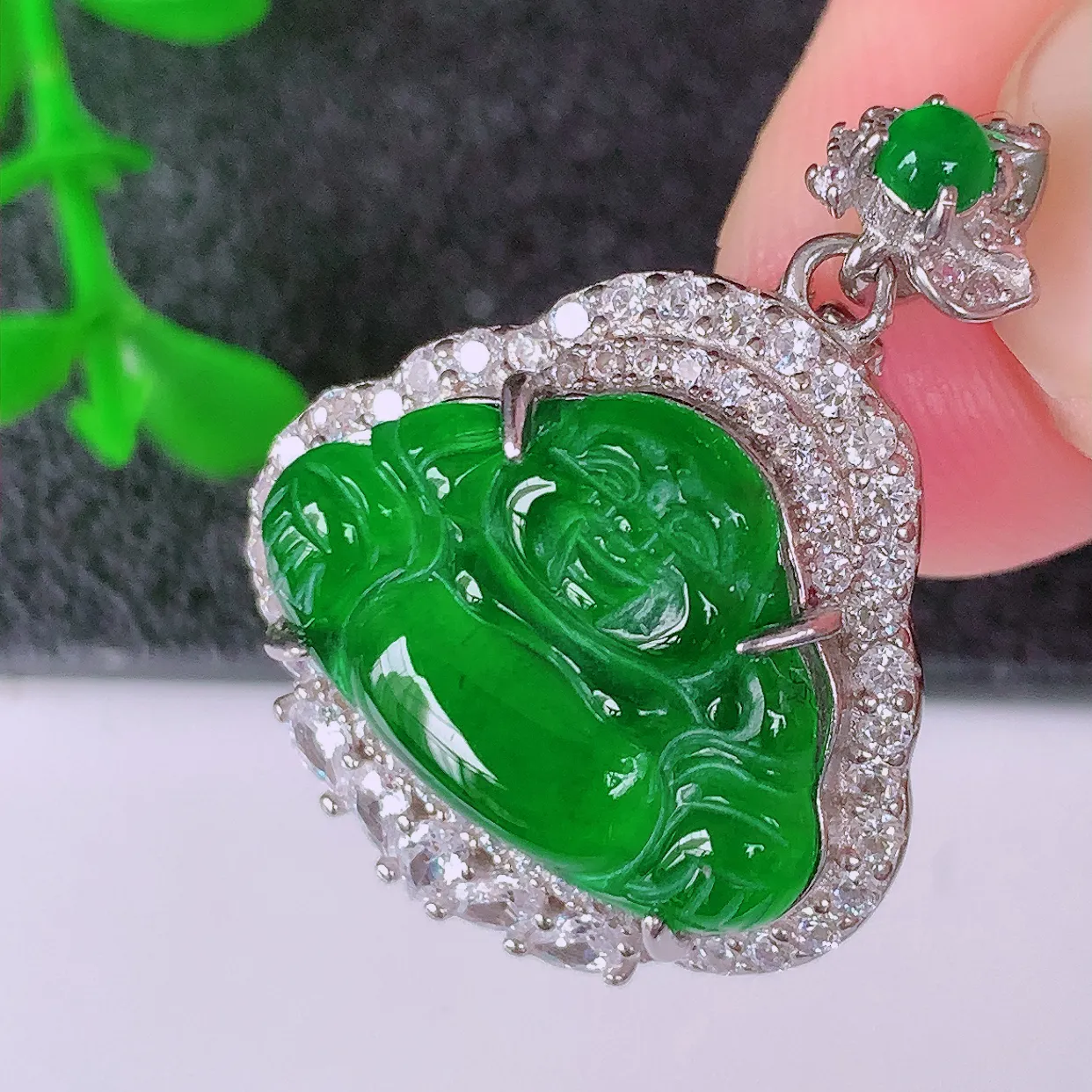 冰透满绿翡翠925银镶嵌吊坠，自然光实拍，翠色灵动，颜色漂亮，种老水足，品相佳，佩戴佳品！#98.24整体27.5*21.5*9.6裸石18*13