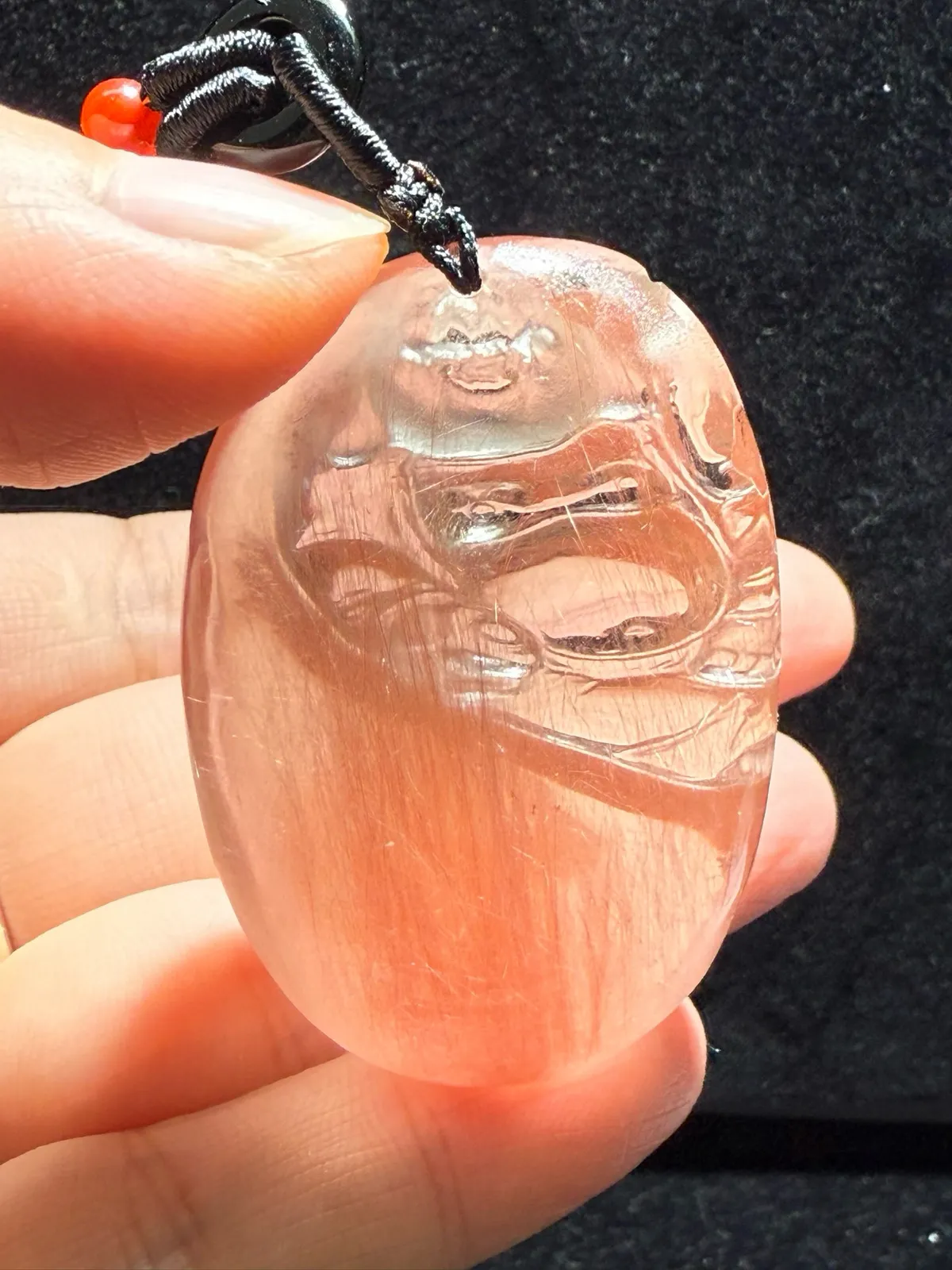 精品红发晶吊坠 天然红发晶顺发弥勒佛吊坠[合十][合十] 天然原色，雕工精湛，佛公容貌饱满圆润，慈眉善目，救苦救难普渡众生颜色红润，水头足，红顺发，寓意事事顺心如意、康乐吉祥、平安长寿、子孙绵延、安定人心、笑口常开规格:49.5*33.7*21.2mm，美货可遇不可求！