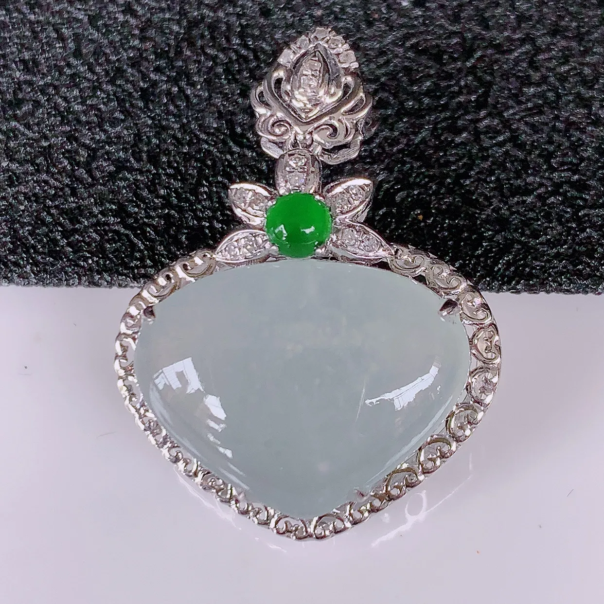 自然光实拍，18k金镶嵌冰种雪花棉翡翠爱心吊坠，冰胶饱满，起荧光，造型精美别致，送礼或自留佳选！#00.19整体25*19*7.8裸裸16*12.5mm