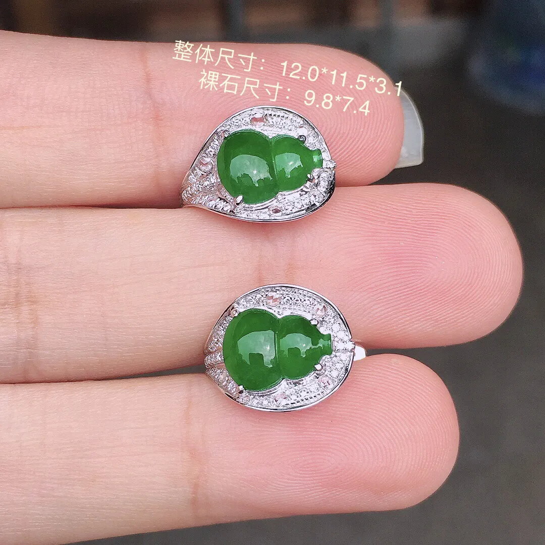 阳绿葫芦耳钉，色泽均匀艳丽，玉质细腻，荧光感超
强，饱满圆润，尽显优雅气质，18k
金豪华镶嵌