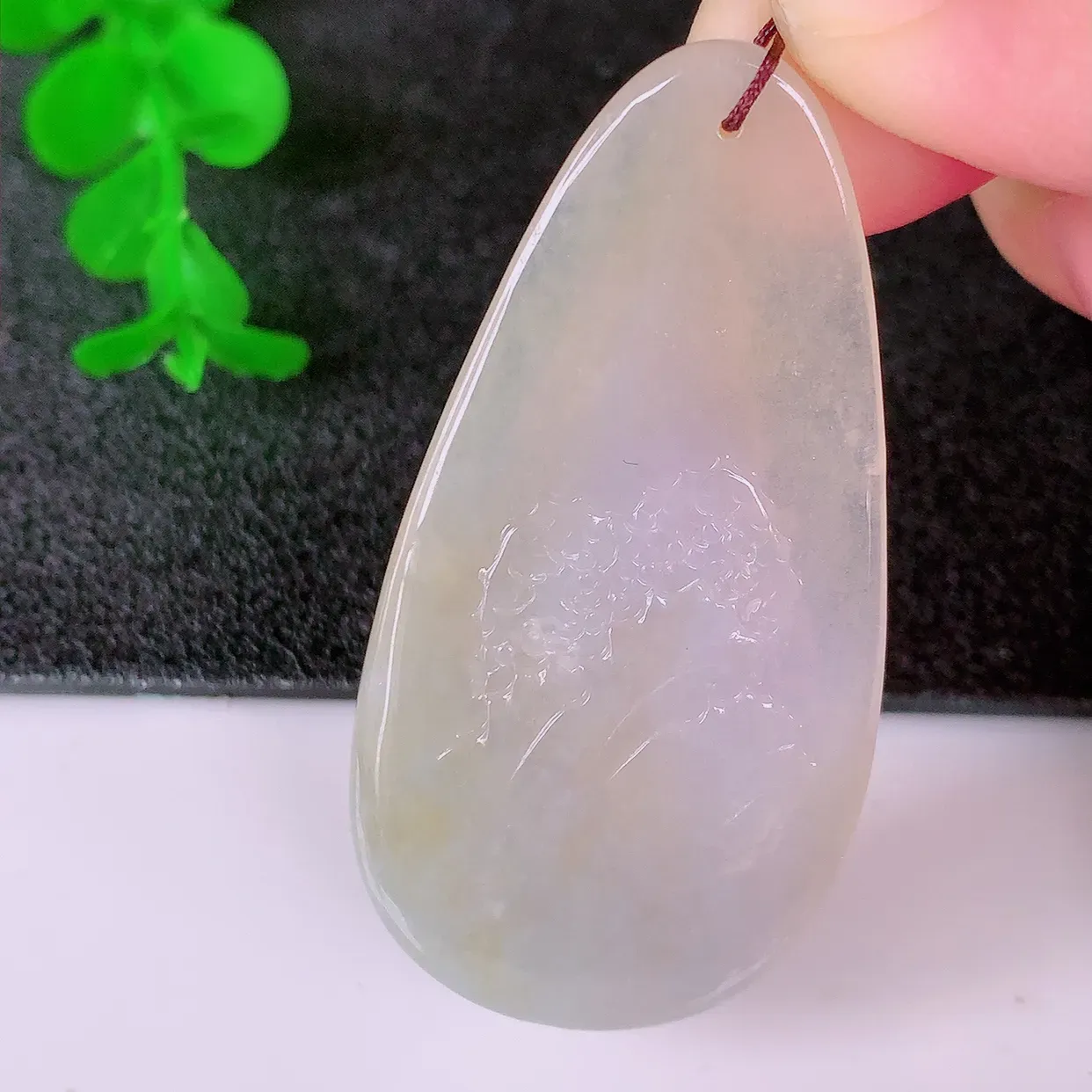 自然光实拍，冰黄翡双彩翡翠山水牌吊坠，翡翠山水牌，寓意“常青、背靠大山、水（财）长流、平安之意”生机盎然的翠意，一眼既心醉，雕工精致，佩戴效果优雅迷人！#60.24