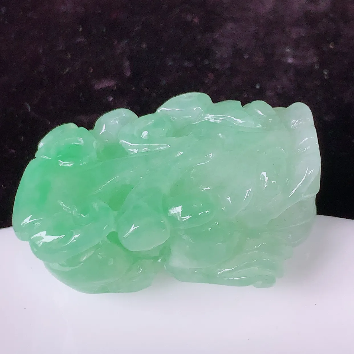 自然光实拍，冰润满绿翡翠霸王貔貅吊坠，民间有“一摸貔貅运程旺盛，再摸貔貅财运滚滚，三摸貔貅平步青云 ”的美好祝愿。#57.24