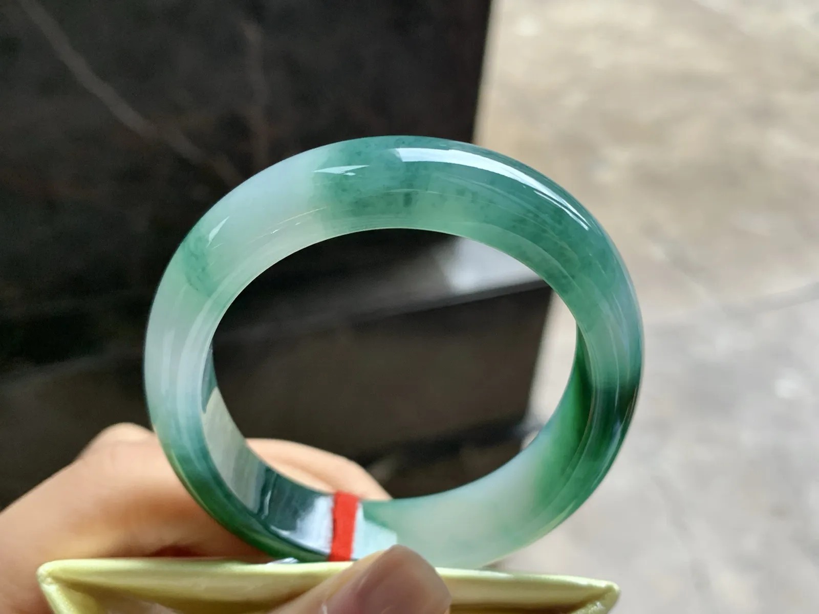 54-12.5-7.3

辣绿色贵妃手镯^_^颜色浓郁 鲜艳 玉质温润 正圈51 52可以戴
