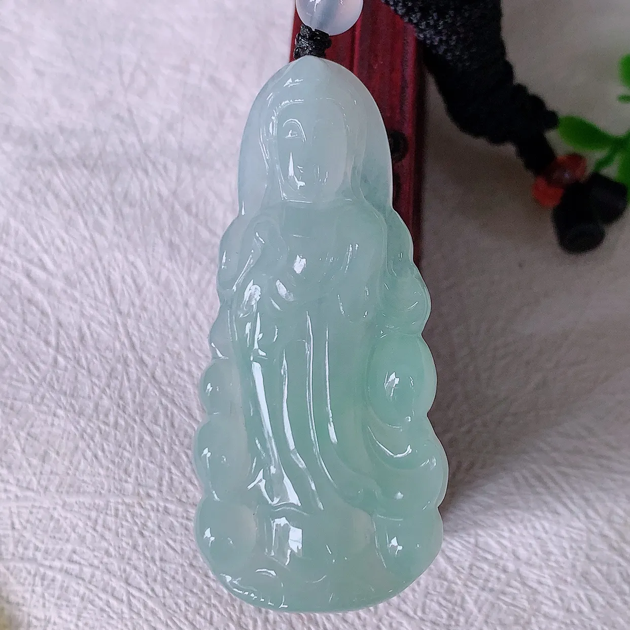 自然光实拍，冰种飘花翡翠观音菩萨吊坠，赐福观音，玉润通透，慈祥端庄！#46.22
