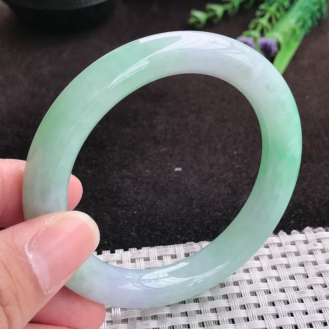 自然光56.5/10.2/10老坑精美温润飘绿圆条手镯翡翠玉镯手环