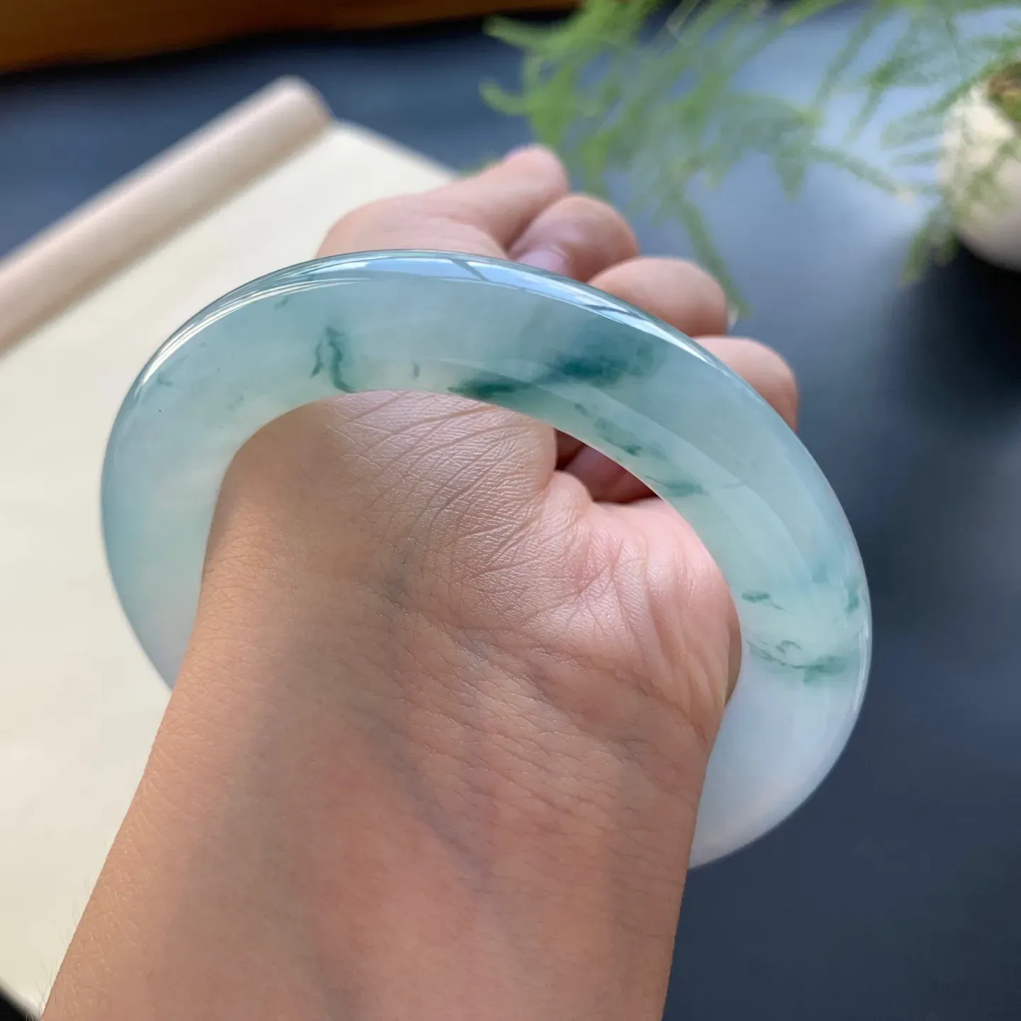 54圈口冰飘花圆条手镯 尺寸：54-11.3-11，无纹裂，水润起胶，花色灵动