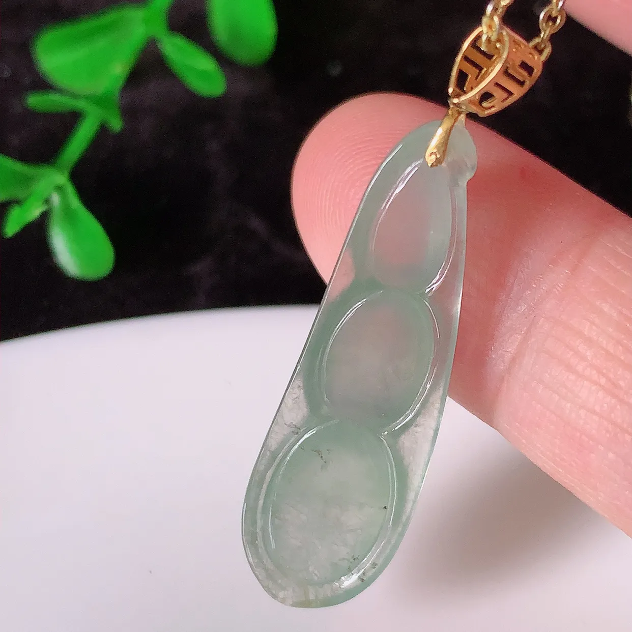 18K金镶嵌冰种翡翠四季豆吊坠，平安豆福豆玉坠，冰润通透，豆粒饱满，寓意：豆蔻年华！#41.22