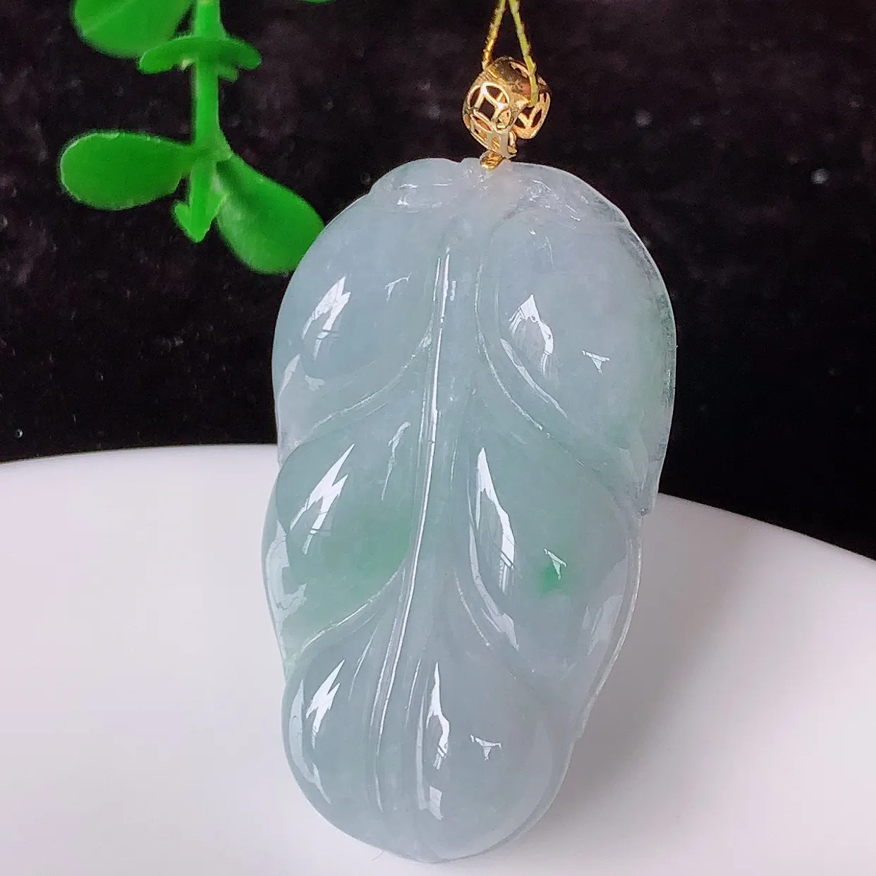 18K金镶嵌冰润春带彩翡翠叶子吊坠，玉质细腻，时‮大尚‬方，款式经典，佩戴优雅高贵上档次！#35.24