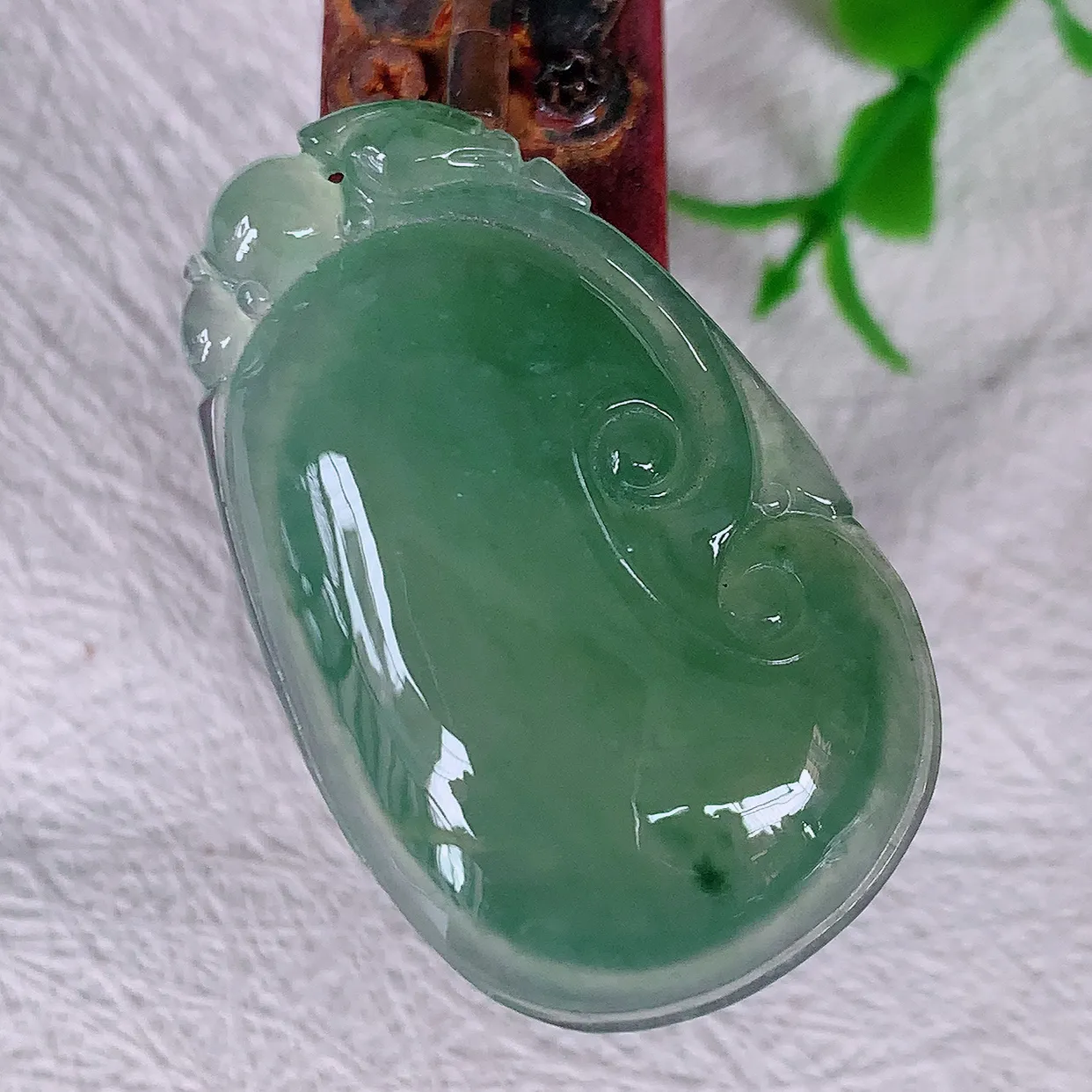 自然光实拍，冰种满绿飘花翡翠如意吊坠，冰透，翠色灵动，饱满，万事如意，如意一生， 配戴精美！#01.19
