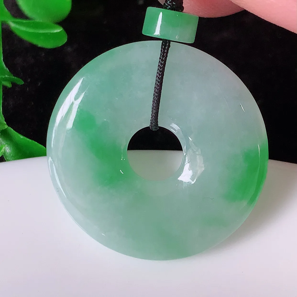 自然光实拍，冰飘绿翡翠平安扣吊坠，平平安安，种水很好，配戴精美！#41.22