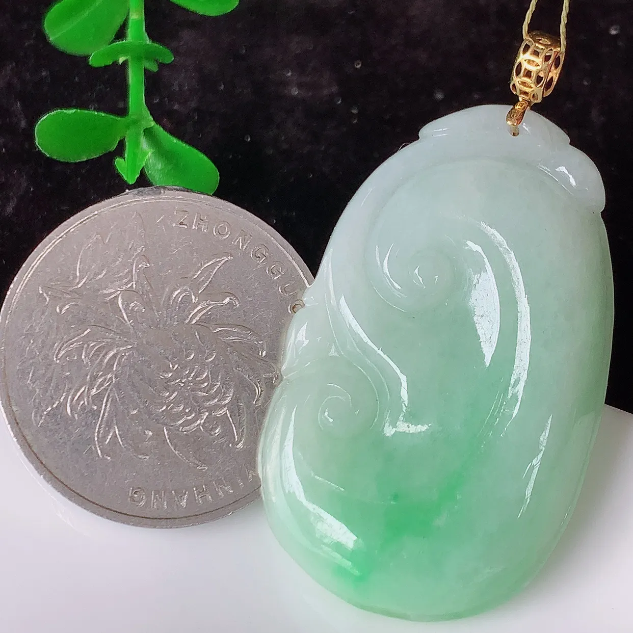 18K金镶嵌冰润飘绿翡翠万事如意吊坠，玉质细腻，时‮大尚‬方，款式经典，佩戴优雅高贵上档次！#35.24