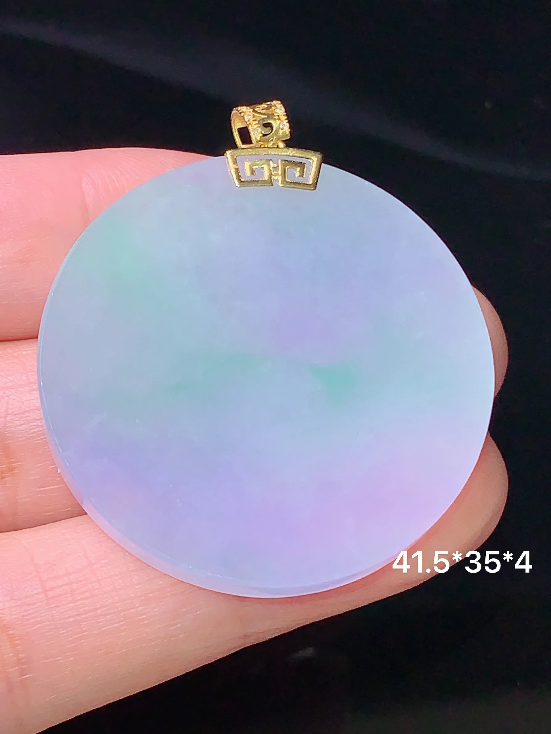 18k金镶嵌淡春彩圆牌吊坠 玉质细腻 色泽清新艳丽 整体尺寸41.5*35*4