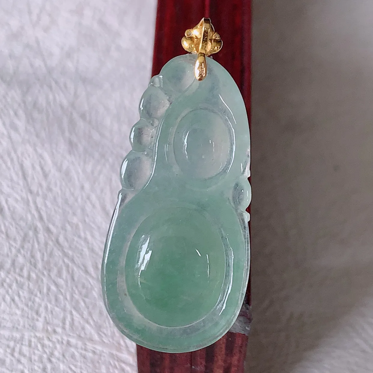 18K金镶嵌冰种翡翠葫芦吊坠，葫芦寓意福禄双全，财源滚滚，佩戴效果优雅迷人！#12.22