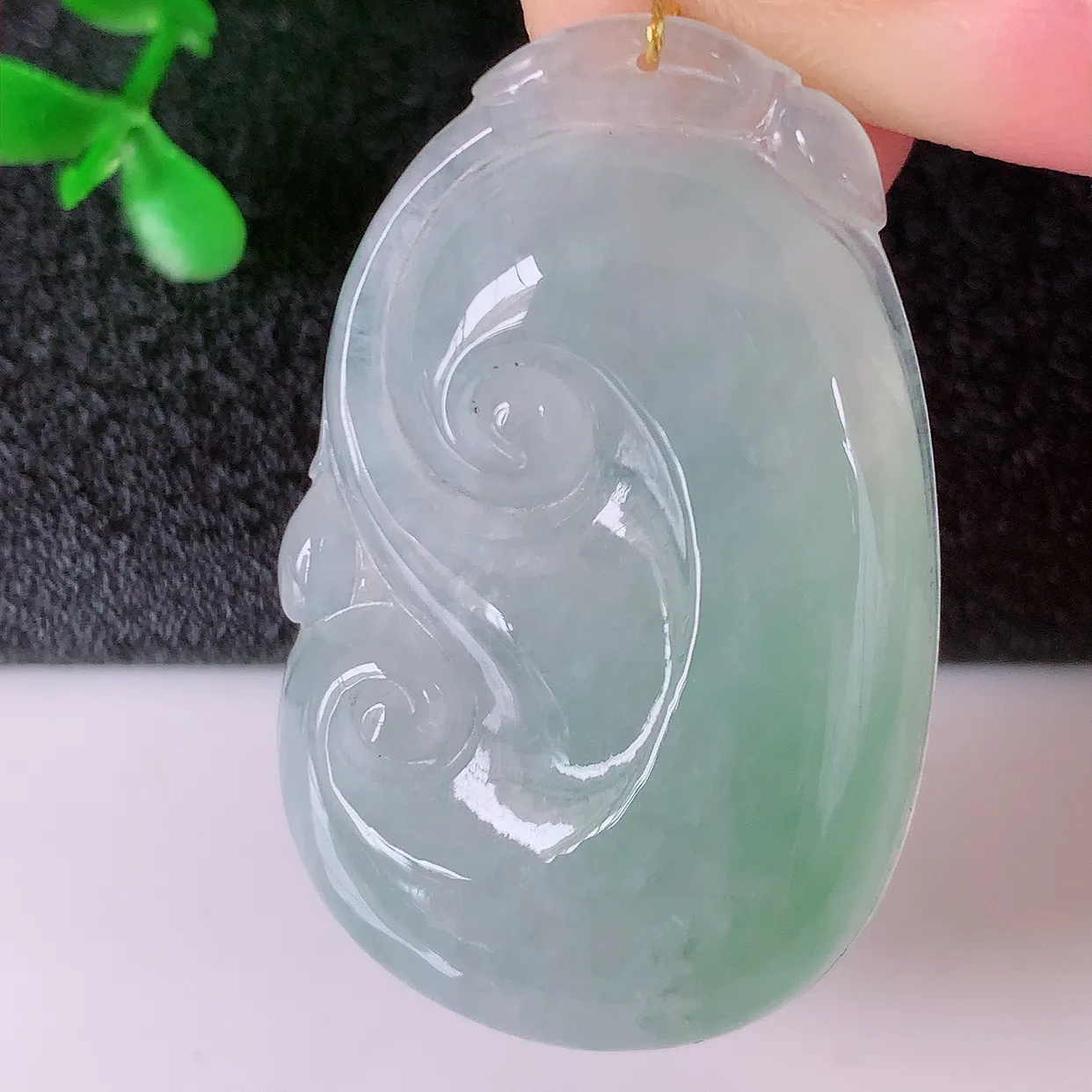 自然光实拍，冰种飘花翡翠如意吊坠，玉坠百搭又精致，寓意着吉祥，事事如意！#00.24