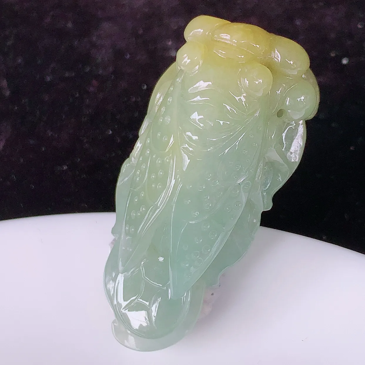 自然光实拍，冰黄翡双彩翡翠一鸣惊人金蝉吊坠，金蝉象征着一鸣惊人，腰缠万贯，事事如意等。俏色巧雕，沁人心脾，水足、惟妙惟俏，形神俱佳！实物满满惊喜～佩戴效果优雅迷人！#81.24