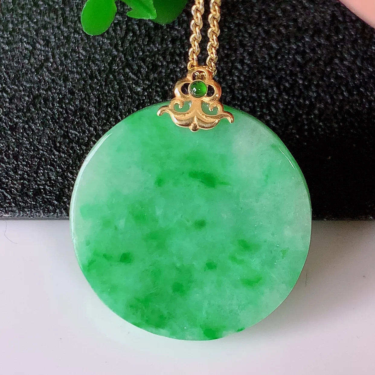 18K金镶嵌冰润飘绿翡翠圆平安无事牌吊坠，翡翠无事牌，平平安安，无事牌翠色灵动，佩戴平安时尚！#57.24