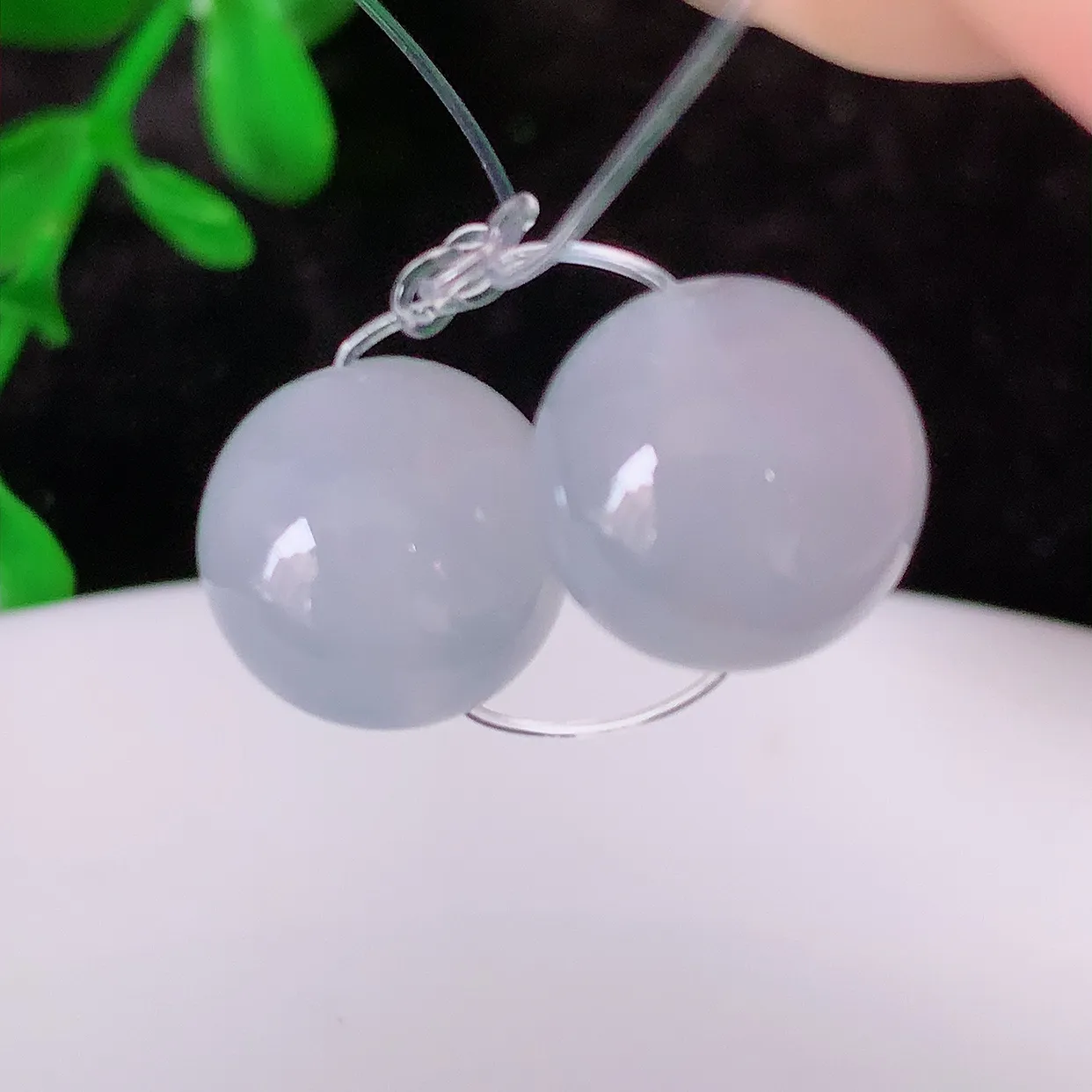 自然光实拍，冰种翡翠一对圆珠，转运珠吊坠，寓意“时来运转，财源滚滚” 寓意佳，荧光灼灼，转运珠佩戴时尚优雅！#41.22尺寸10.5mm