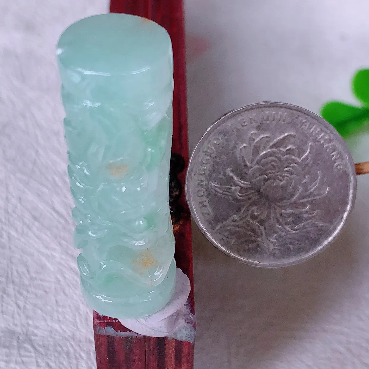 自然光实拍，精雕黄加绿翡翠龙柱吊坠，龙行天下，雕工立体精湛，种老水足，配戴霸气时尚，值得收藏!#46.19